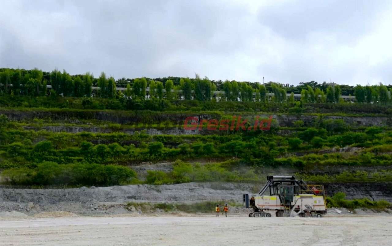 Alat berat operasional tambang yang telah dipasang GPS untuk memudahkan pengawasan dan membuat operasional tambang menjadi lebih efektif dan efisien