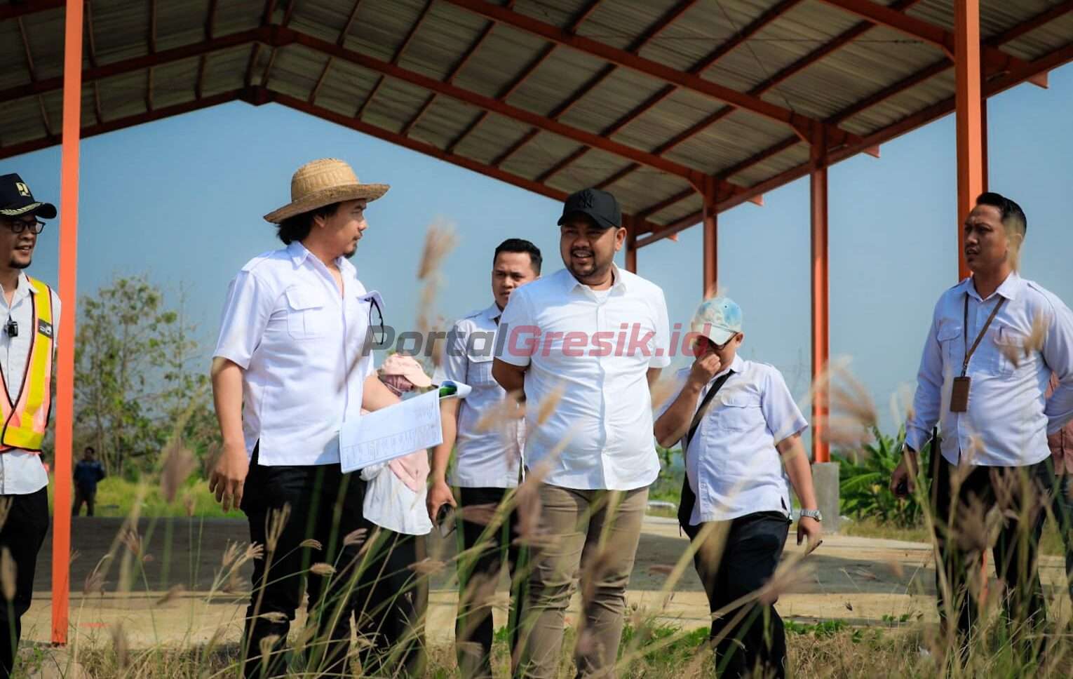 Bupati Gresik Fandi Ahmad Yani saat meninjau rekonstruksi jalan Sidoraharjo Kesambenkulon, Rabu (13/06/2023).