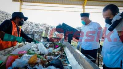 Bupati Gresik Fandi Akhmad Yani bersama para OPD, Camat, dan Lurah di Kebomas, Manyar, dan Gresik meluncurkan mesin tersebut di TPA Ngipik, Selasa (06/06/2023).