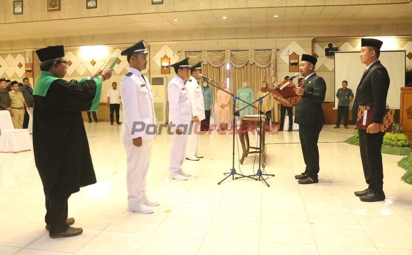 Bupati Gresik Fandi Akhmad Yani saat mengambil sumpah tiga Kades PAW, di Ruang Mandala Bakti Praja Kantor Bupati Gresik, Selasa (06/06/2023).