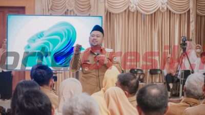 Bupati Gresik H. Fandi Akhmad Yani dalam acara verifikasi lapangan hybrid evaluasi KLA Kabupaten Gresik dengan Kementrian Pemberdayaan Perempuan dan Perlindungan Anak (KPPPA) dan Dinas Pemberdayaan Perempuan, Perlindungan Anak dan Kependudukan (DP3AK) Jawa Timur di Aula Mandala Bhakti Praja lantai IV Kantor Bupati Gresik, Senin (5/6/2023).