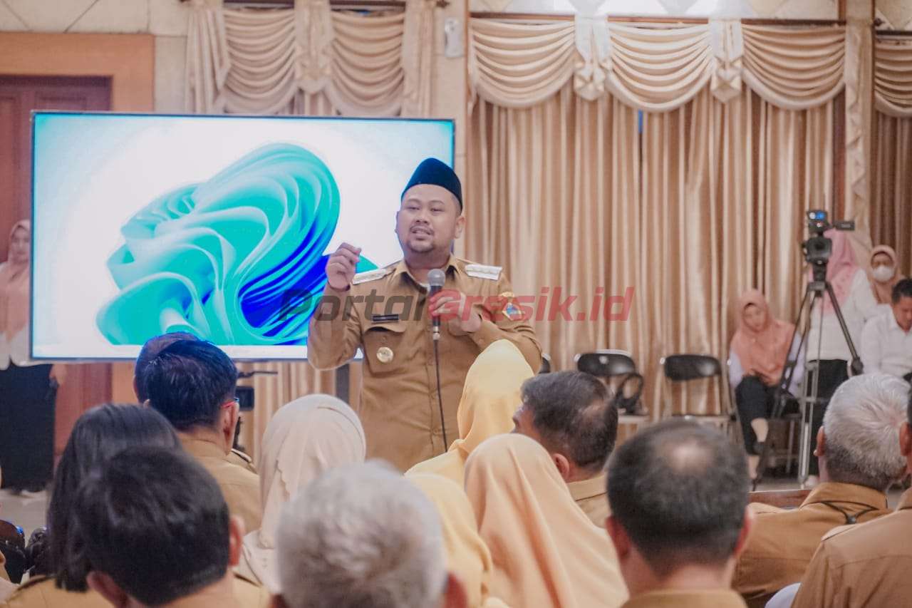 Bupati Gresik H. Fandi Akhmad Yani dalam acara verifikasi lapangan hybrid evaluasi KLA Kabupaten Gresik dengan Kementrian Pemberdayaan Perempuan dan Perlindungan Anak (KPPPA) dan Dinas Pemberdayaan Perempuan, Perlindungan Anak dan Kependudukan (DP3AK) Jawa Timur di Aula Mandala Bhakti Praja lantai IV Kantor Bupati Gresik, Senin (5/6/2023).