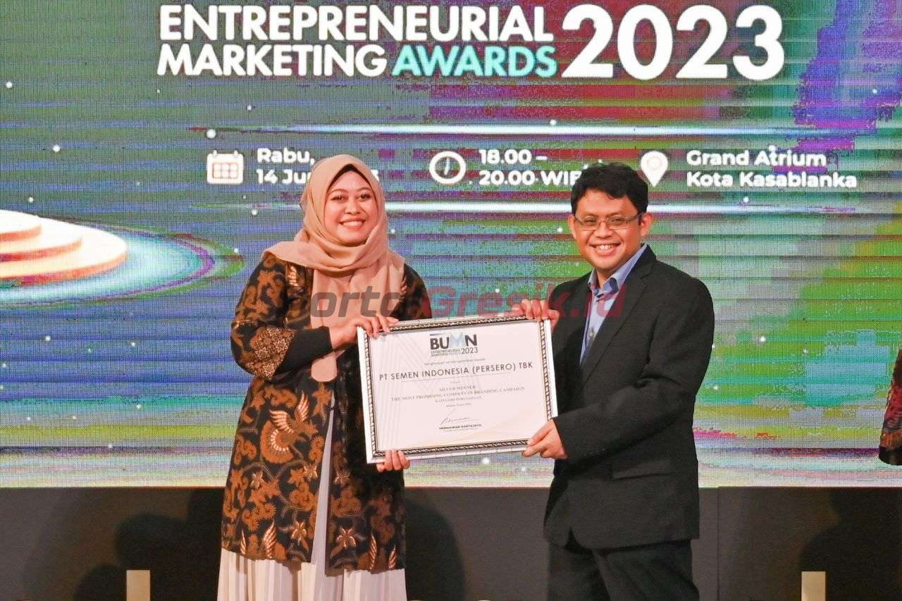 Deputy Chairman MCorp, Taufik (kanan) menyerahkan penghargaan BUMN Entrepreneurial Marketing Awards 2023 kepada GM of Product Management SIG, Sasha Media (kiri) di Grand Atrium Kota Kasablanka, Jakarta, Rabu (14/06).