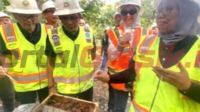Direktur Utama SIG, Donny Arsal (kedua kiri) melihat budidaya lebah trigona di area green house lahan reklamasi pascatambang Pabrik Baturaja, Desa Pusar, Kecamatan Baturaja Barat, Kabupaten Ogan Komering Ulu, Provinsi Sumatra Selatan.