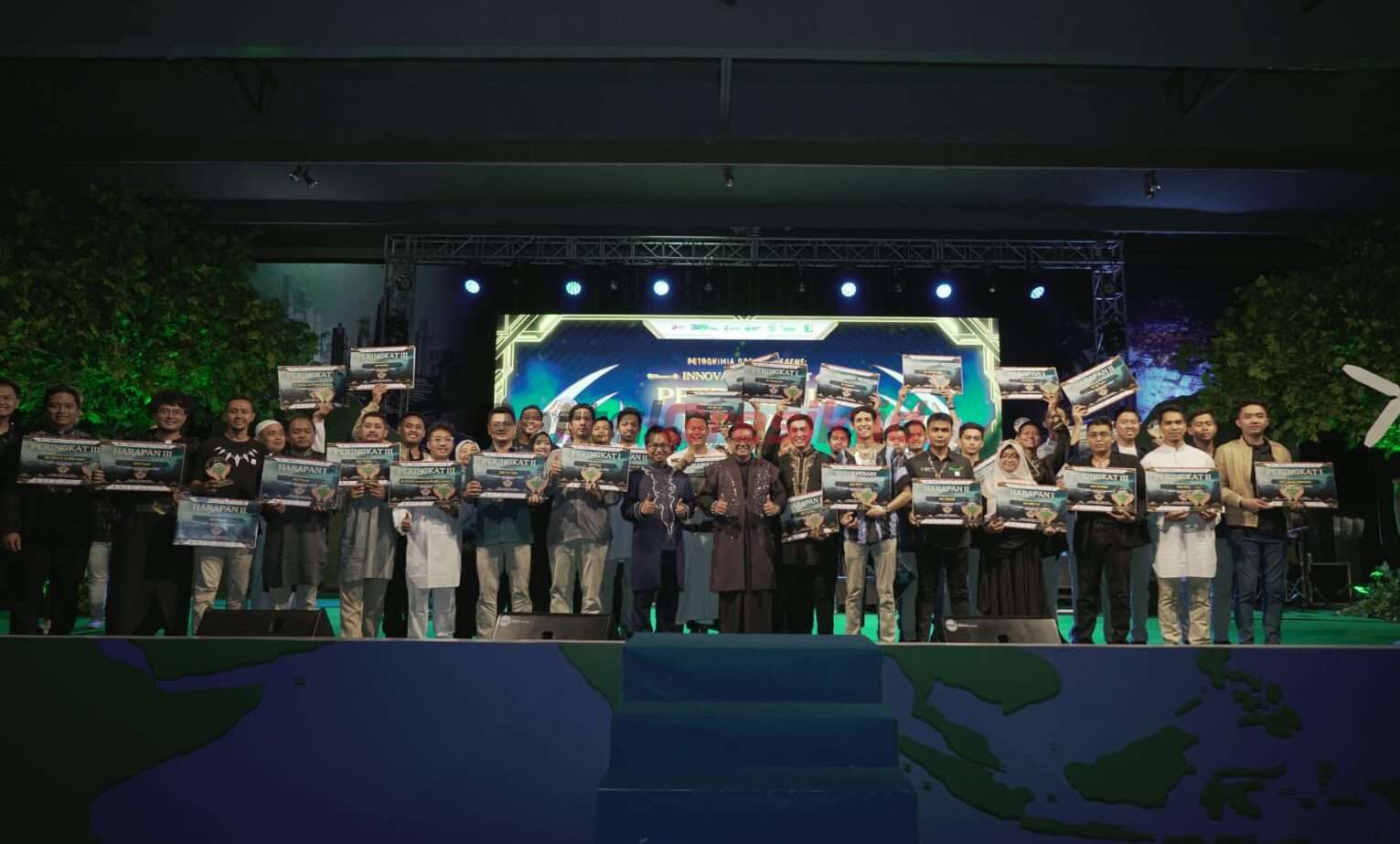 Dirut PG, Dwi Satriyo Annurogo bersama Para Pemenang Konvensi Inovasi Petrokimia Gresik (KIPG) XXXVII Tahun 2023