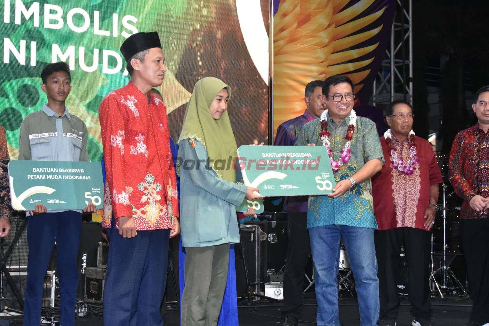 Dirut PG, Dwi Satriyo Annurogo (paling kanan) saat menyerahkan simbolis bantuan Beasiswa Petani Muda Indonesia