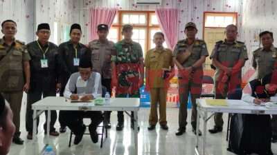 Dua putra putri terbaik Desa Sumber Rejo Kecamatan Manyar, Gresik, Ahmad Shofi Abrori dan Aminatun Habibah usai mengikuti seleksi P3D di Balai Desa setempat.