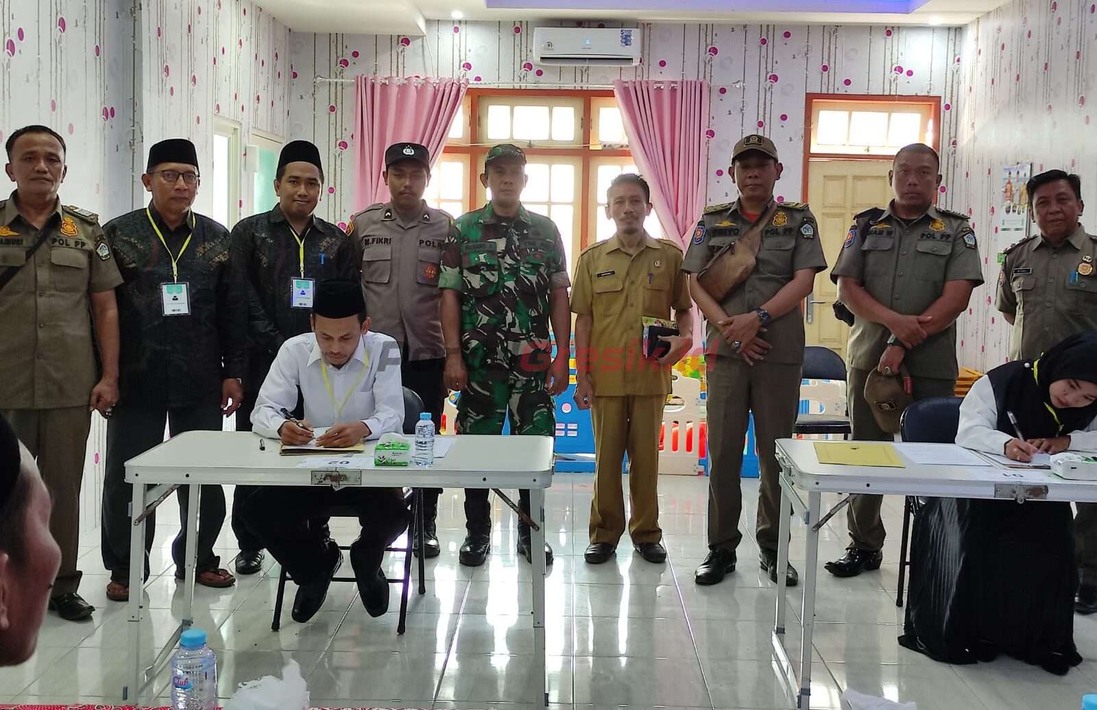 Dua putra putri terbaik Desa Sumber Rejo Kecamatan Manyar, Gresik, Ahmad Shofi Abrori dan Aminatun Habibah usai mengikuti seleksi P3D di Balai Desa setempat.