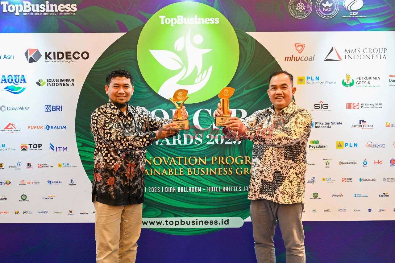 General Manager of CSR SIG, Edy Saraya (kanan) dan Senior Officer of CSR SIG, Amin Budi Hartanto (kiri), membawa trofi penghargaan kategori Top CSR Awards 2023 Star 5 dan Top Leader on CSR Commitment 2023 pada ajang Top CSR Awards 2023 di Hotel Raffles, Jakarta, Rabu (7/6).