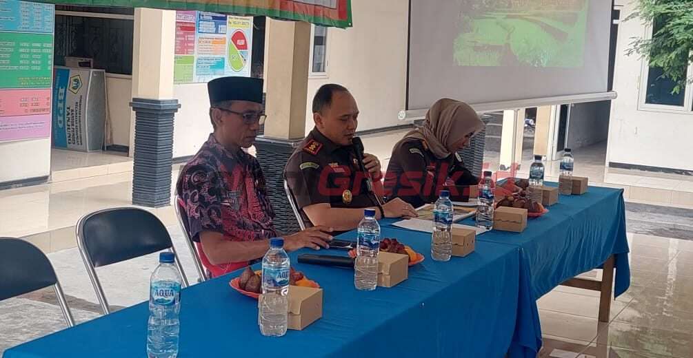 Kepala Kejaksaan Negeri Gresik saat melakukan penyululuhan hukum di Desa Tanjung, Belahan Rejo, Menunggal, Turi Rejo dan desa Katimoho Kecamatan Kedamean, Kamis (08/06/2023).