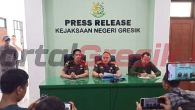 Kepala Kejaksaan Negeri (Kajari) Gresik Nana Riana didampingi Kasi Pidsus Kejari Gresik Alifin Nurahmana Wanda saat gelar pers release di kantor Kejari Gresik, Senin (12/6/2023).