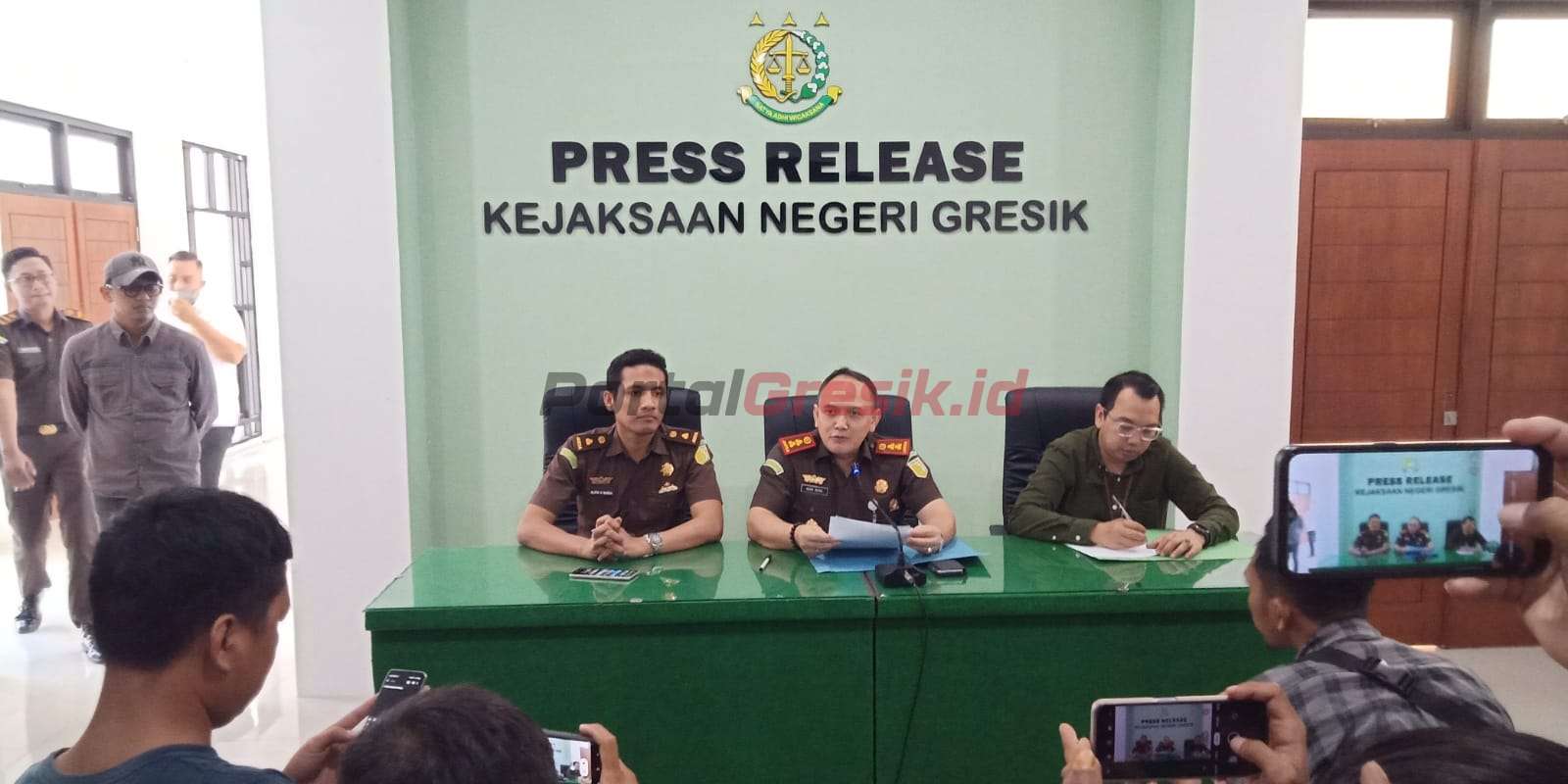Kepala Kejaksaan Negeri (Kajari) Gresik Nana Riana didampingi Kasi Pidsus Kejari Gresik Alifin Nurahmana Wanda saat gelar pers release di kantor Kejari Gresik, Senin (12/6/2023).