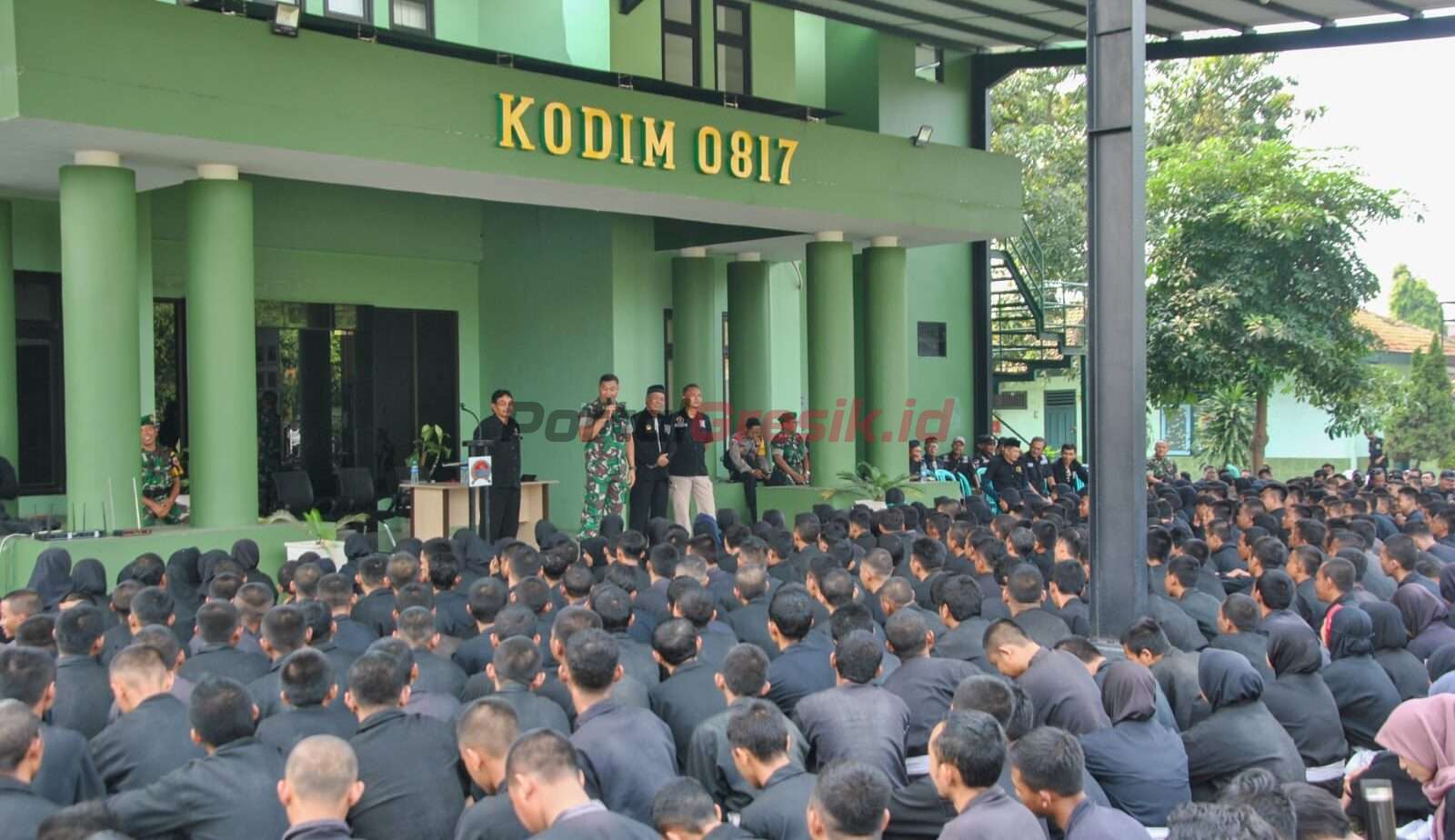 Komandan Kodim 0817 Gresik, Letkol Inf Ahmad Saleh Rahanar memberikan wawasan kebangsaan dan bela negara kepada ratusan anggota pencak silat, Minggu (4/6/2023).