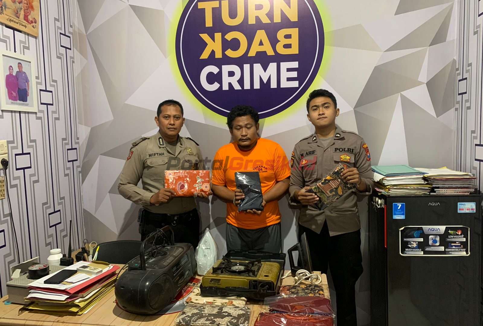 Mantan karyawan Wawan (28 th) warga Desa Cerme Lor pelaku pembobolan Rumah Galeri Batik Pitutur Kecamatan Cerme saat diamankan Unit Reskrim Polsek Cerme, Selasa (30/05/2023).