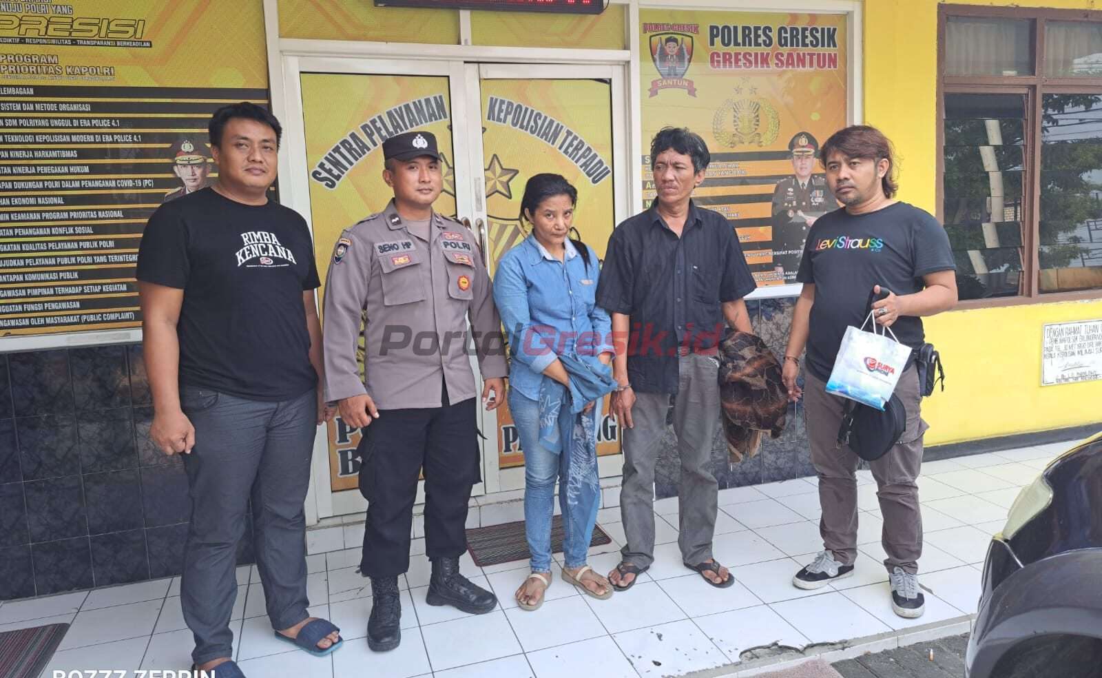 Pasutri penggasak tas berisi Handphone (HP) di pasar Balongpanggang Gresik, saat diamankan Reskrim Polres Gresik, Minggu (04/06/2023).