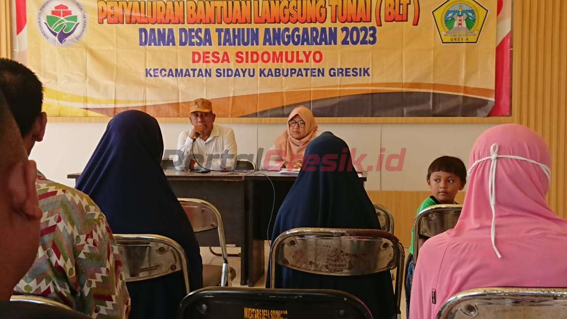 Pemerintah Desa Sidomulyo saat salurkan BLT kepada 30 warganya. Rabu, (7/6/2023).