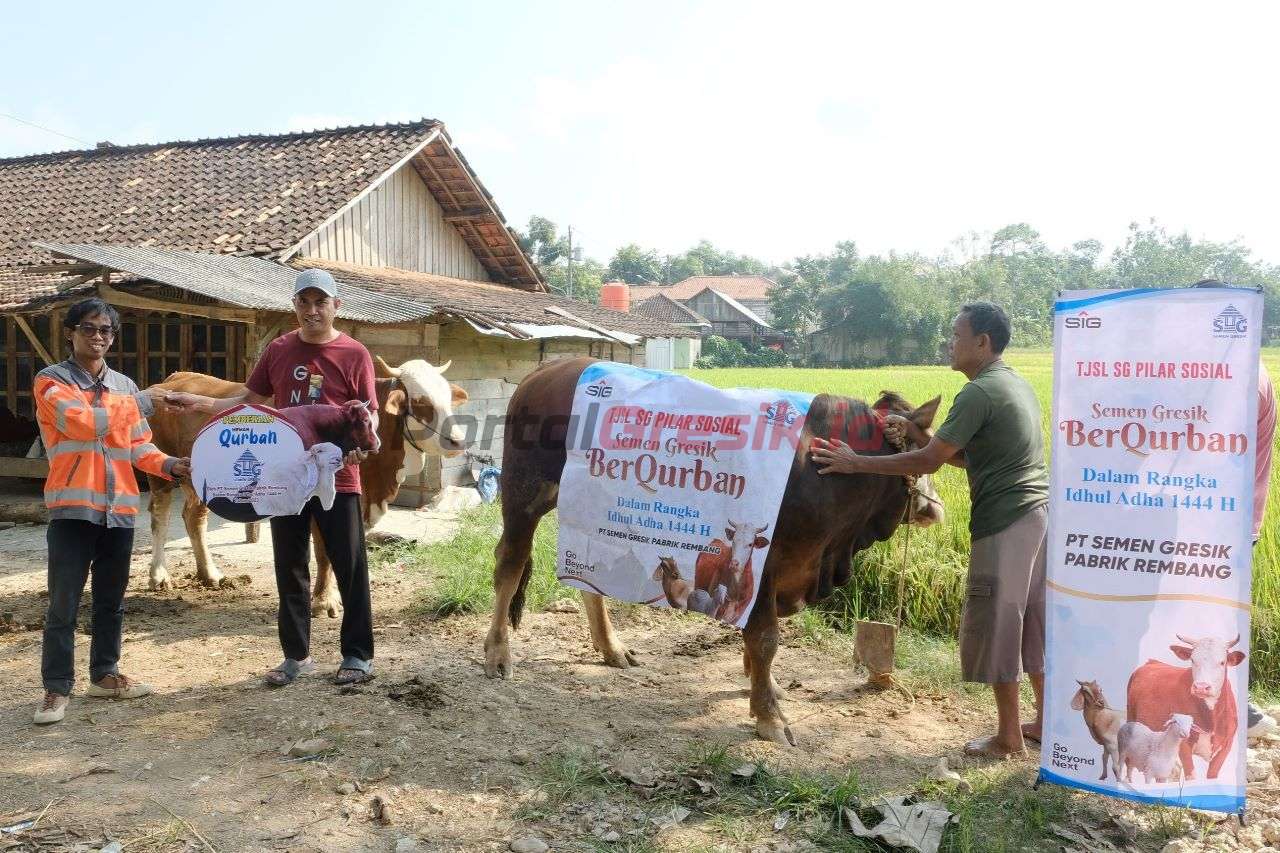 Penyerahan hewan kurban untuk desa Pasucen, Kecamatan Gunem, Kabupaten Rembang, Jawa Tengah.
