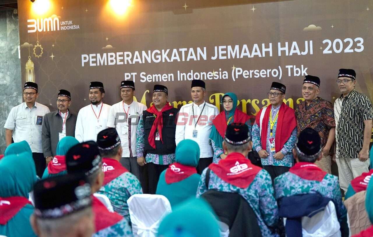 Plt Direktur Utama Semen Gresik Muchamad Supriyadi (kelima kanan) bersama jemaah haji SIG saat pemberangkatan di Gedung Utama SIG, Gresik, Jawa Timur, Selasa (20/6).