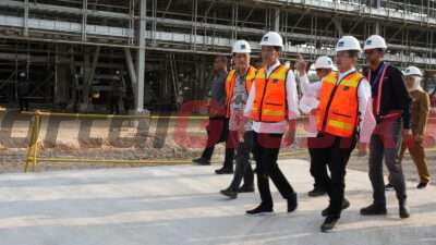 Presiden Republik Indonesia Joko Widodo saat meninjau proyek pembangunan smelter milik PT Freeport Indonesia di Kawasan Ekonomi Khusus Java Integrated Industrial and Port Estate, Gresik Jawa Timur, Selasa (20/6/2023).