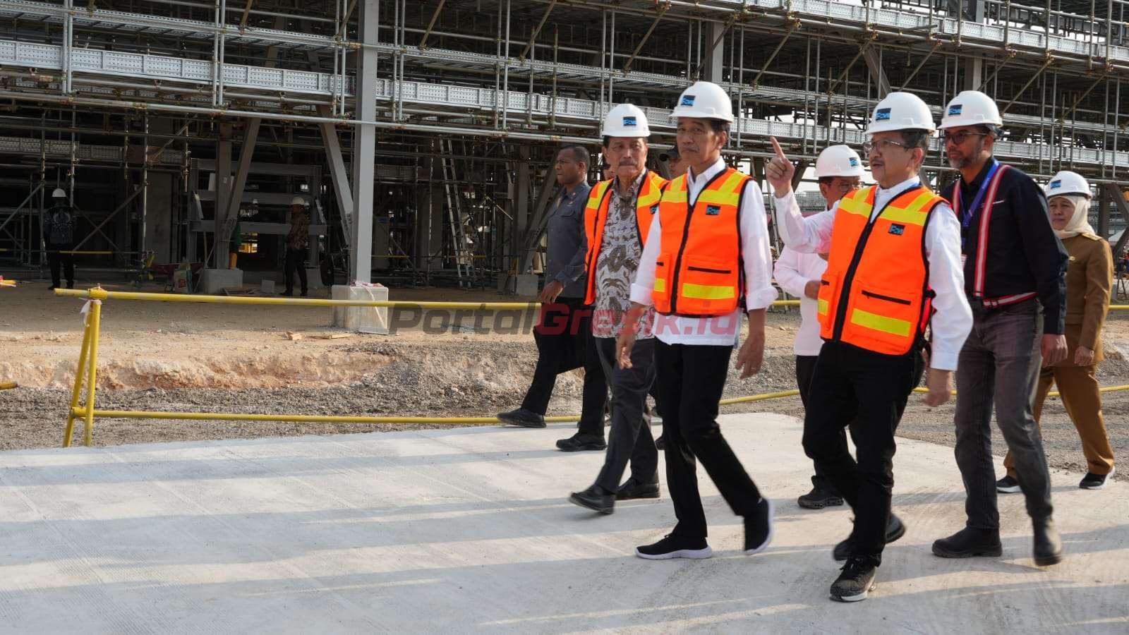 Presiden Republik Indonesia Joko Widodo saat meninjau proyek pembangunan smelter milik PT Freeport Indonesia di Kawasan Ekonomi Khusus Java Integrated Industrial and Port Estate, Gresik Jawa Timur, Selasa (20/6/2023).
