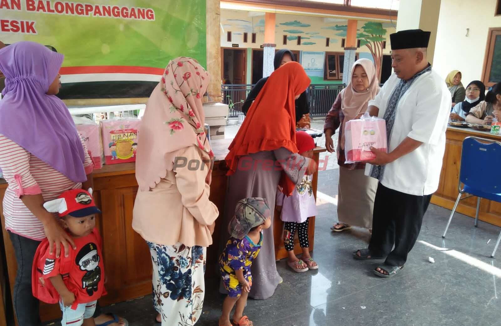 Program Pembagian Makanan Tambahan (PMT) oleh Pemdes Kedungsumber di Balai Desa Kedungsumber, Sabtu (17/6/2023).