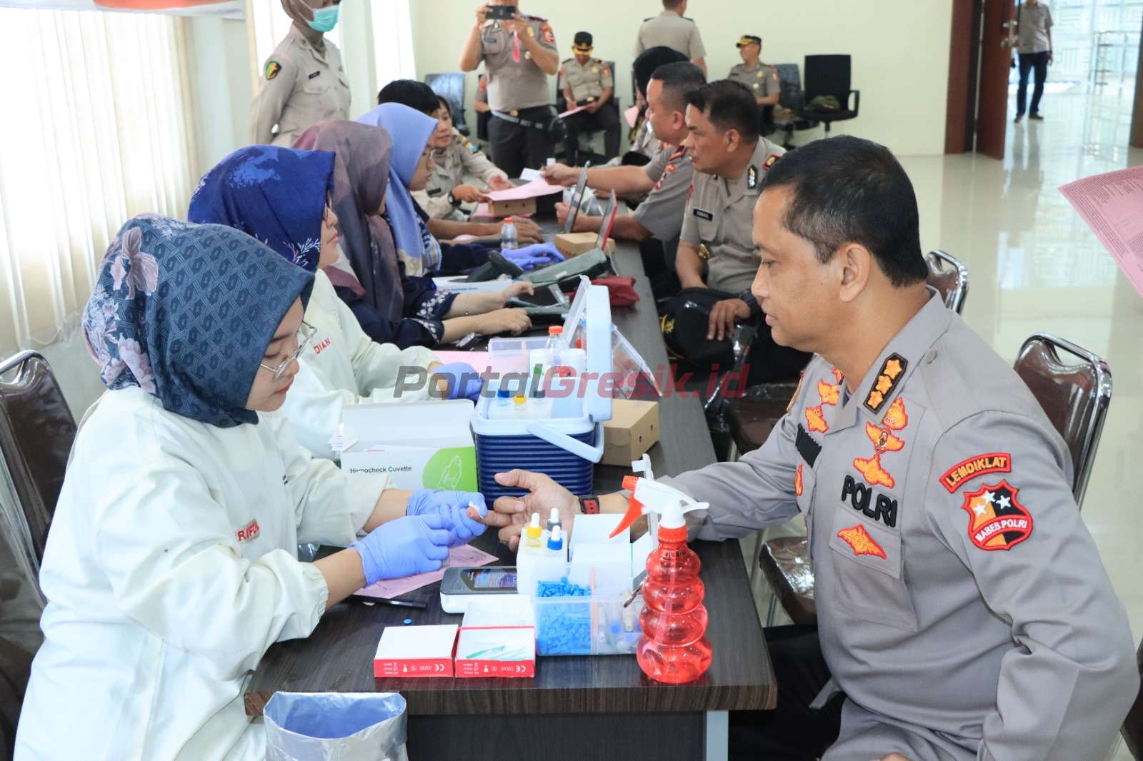 Ratusan personil Polres Gresik lakukan donor darah, yang diselenggarakan di Aula Wicaksana Leghawa Polres Gresik, Rabu (21/06/2023).