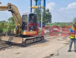 Rusak Akibat Luapan Anak Sungai Kali Lamong, Rekonstruksi Ruas Jalan Banter-Kalipadang Ditargetkan Selesai Tahun Ini