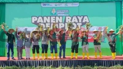 SVP Transformasi Bisnis PG, Eko Suroso (3 dari kanan), Wakil Bupati Sumedang, Erwan Setiawan (4 dari kanan), bersama Stakeholder terkait saat Panen Raya Demplot Ubi di Desa Cilembu, Sumedang, Jawa Barat