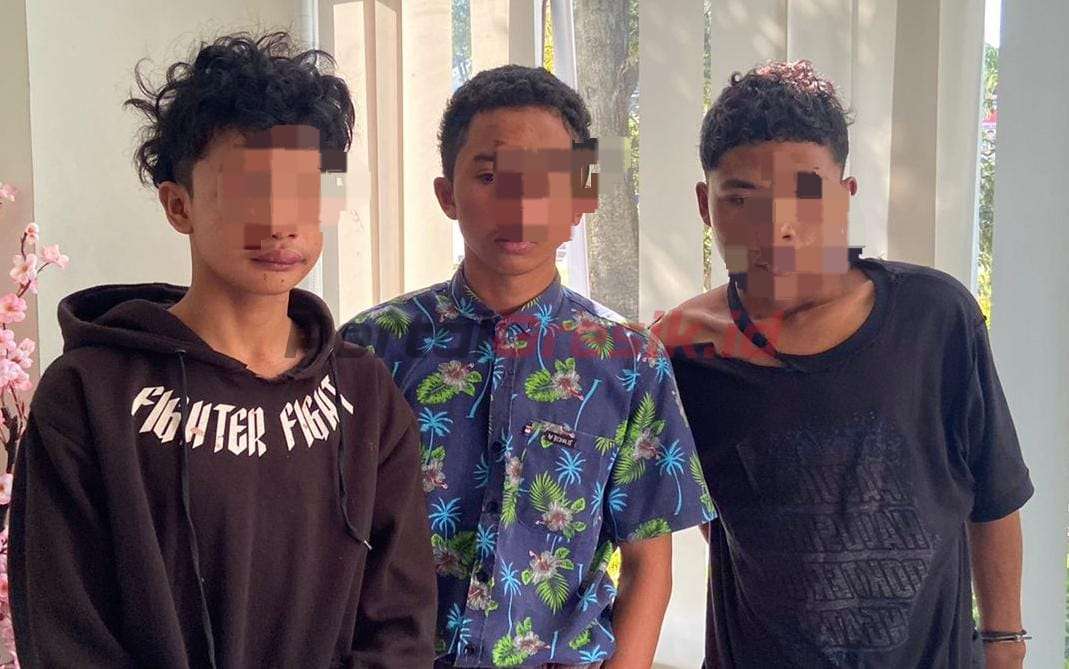 Tiga pelaku pencurian motor, FA (18) warga Watuagung, MD (15) dan MR (15) warga Desa Sungonlegowo, Bungah, Gresik ke kantor polisi.
