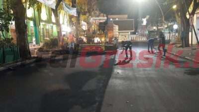 Tim URC saat melakukan rehabilitasi infrastruktur jalan di area sekitar Masjid Jami' dan alun-alun Gresik, Rabu (14/6/2023).
