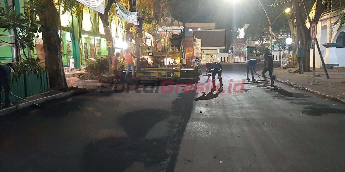 Tim URC saat melakukan rehabilitasi infrastruktur jalan di area sekitar Masjid Jami' dan alun-alun Gresik, Rabu (14/6/2023).