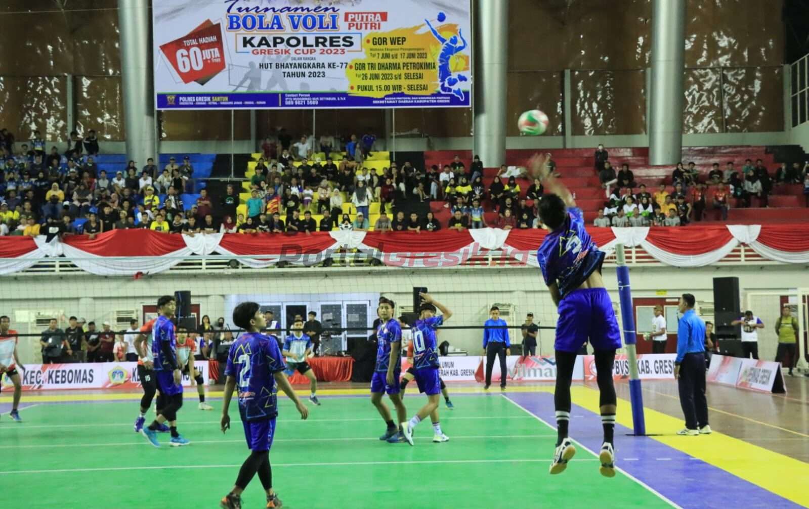 Turnamen Bola Voli Kapolres Cup 2023 yang diselenggarakan di Wahana Ekspresi Poesponegoro jalan Jaksa Agung Suprapto Kecamatan Gresik Kabupaten Gresik
