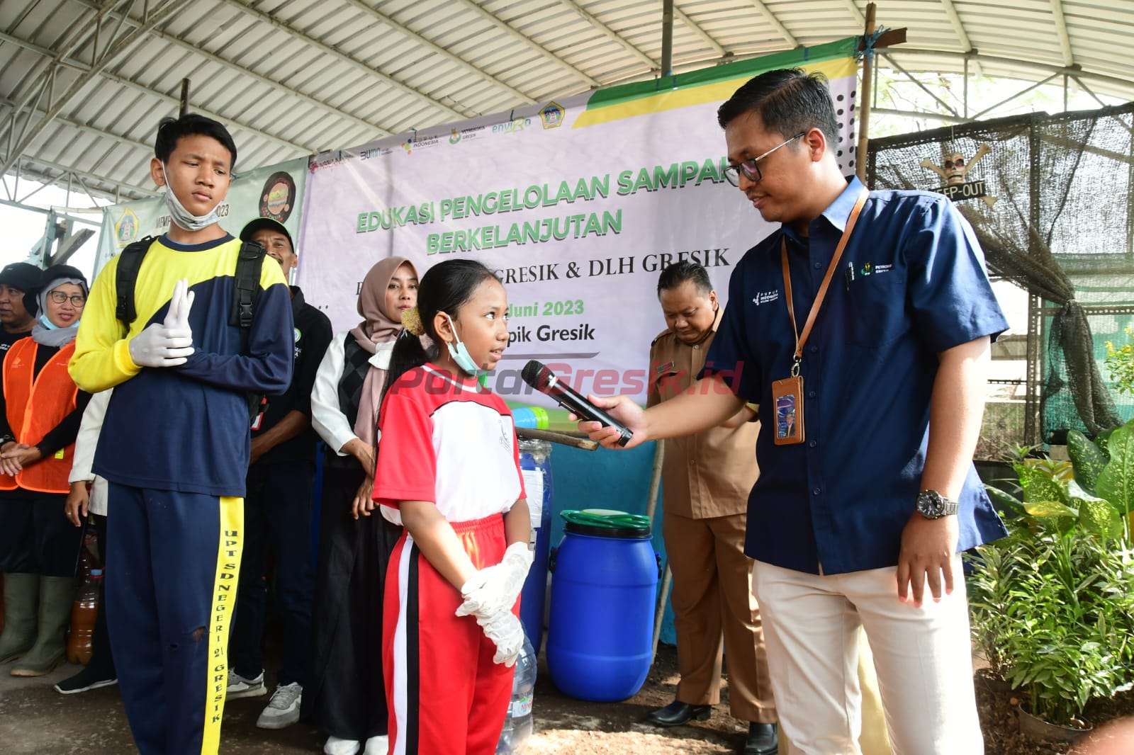 VP Lingkungan PG, Liliek Harmianto menyapa peserta Edukasi Pemilahan Sampah di TPA Ngipik, Gresik