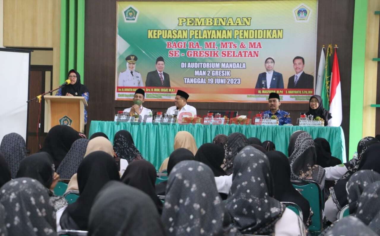 Wakil Bupati Gresik Aminatun Habibah saat membuka pembinaan pelayanan pendidikan kepada 357 Kepala Sekolah Dan Pengawas Instansi Pendidikan Dibawah Kemenag, Senin (19/06/2023).
