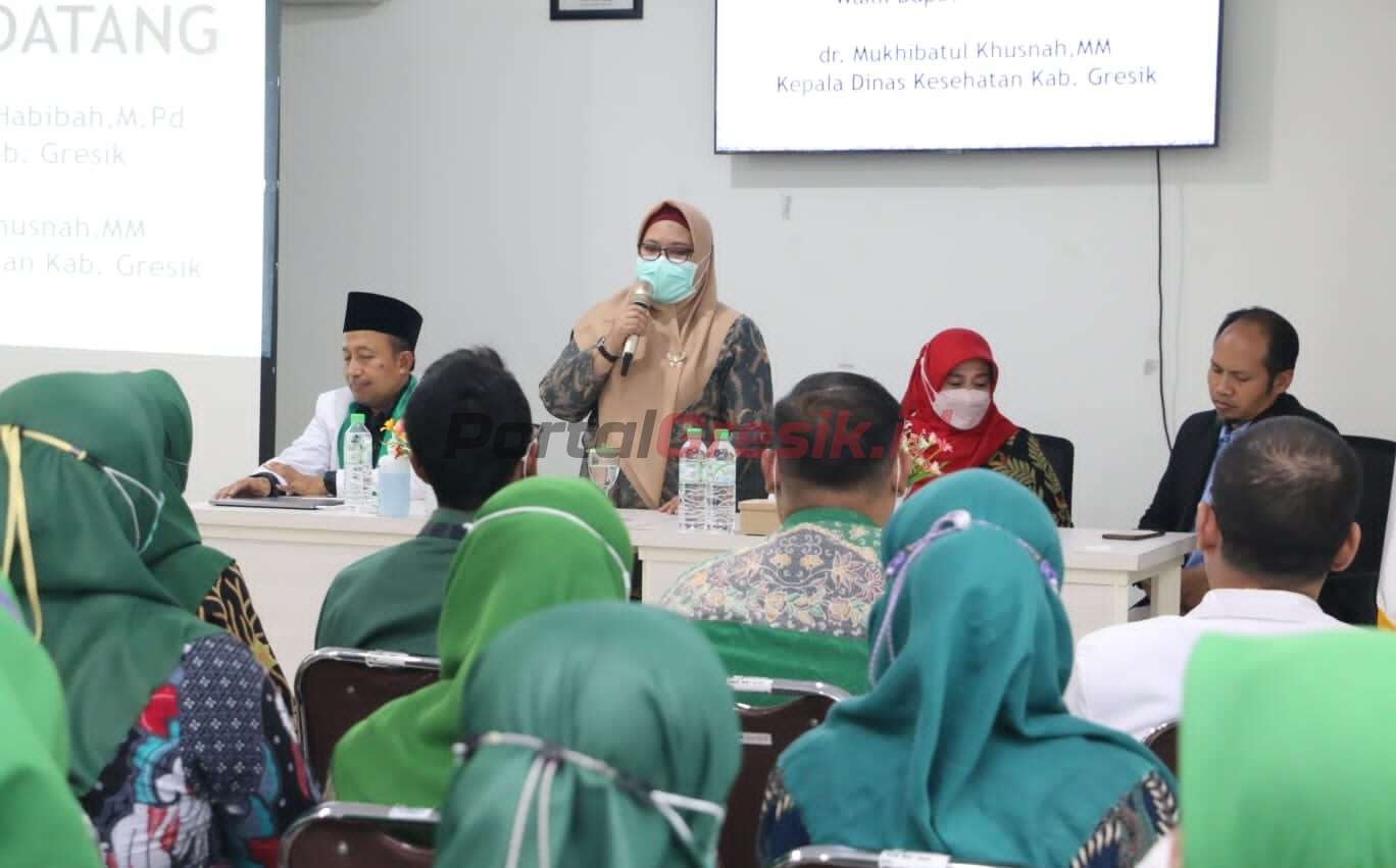 Wakil Bupati Gresik Aminatun Habibah saat menghadiri In House Training Komunikasi Efektif Dan Pelayanan Prima RSI Nyai Ageng Pinatih Gresik