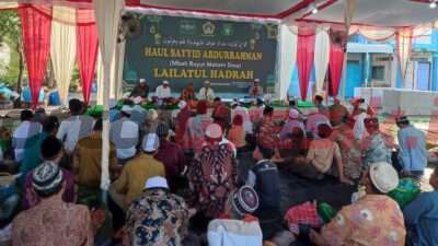 Warga Desa Betoyo Komplek (Betoyokauman dan Betoyo Guci), Kecamatan Manyar, Gresik saat memperingati haul Sayyid Abdurrohman