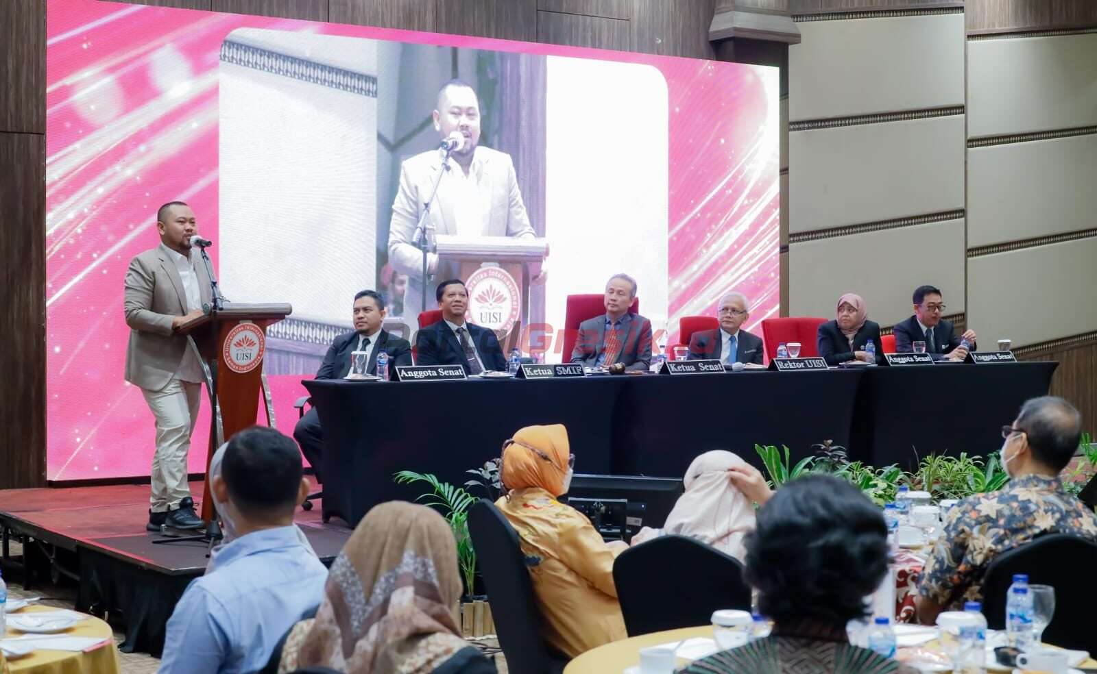 Bupati Gresik Fandi Ahmad Yani saat menghadiri sidang senat terbuka dan gathering mitra 1 dekade UISI, Kamis (20/07/2023).