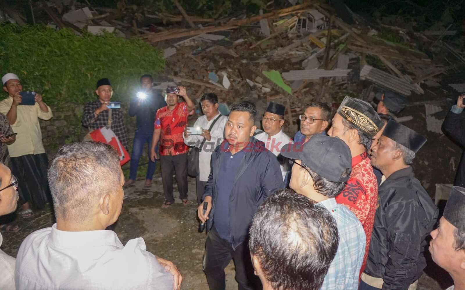 Bupati Gresik Fandi Ahmad Yani saat meninjau Bangunan Sekolah UPT SD 357 Gresik yang roboh akibat diterjang tanah longsor, Kamis (13/07/2023).