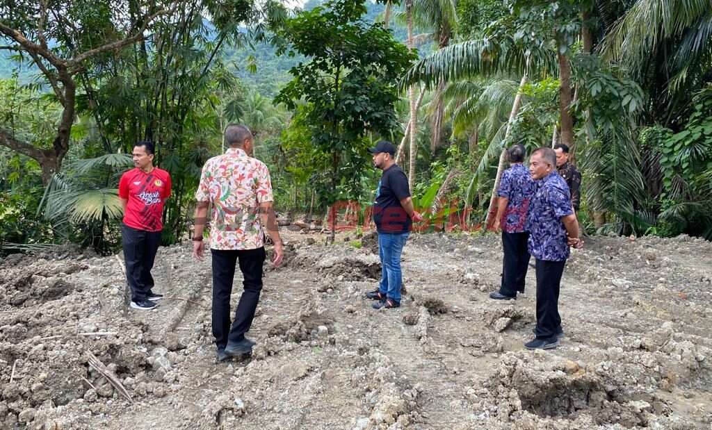 Bupati Gresik Fandi Ahmad Yani saat meninjau lokasi relokasi Bangunan Sekolah UPT SD 357 Gresik, Kamis (13/07/2023).