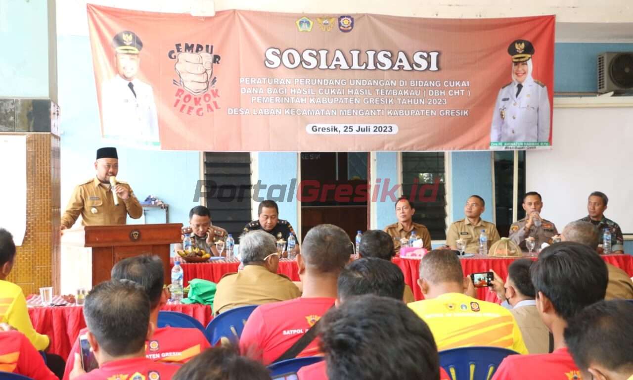 Bupati Gresik Fandi Ahmad Yani saat sosialisasi gerakan gempur rokok ilegal di Balai Desa Laban Kecamatan Menganti, Selasa (25/07).
