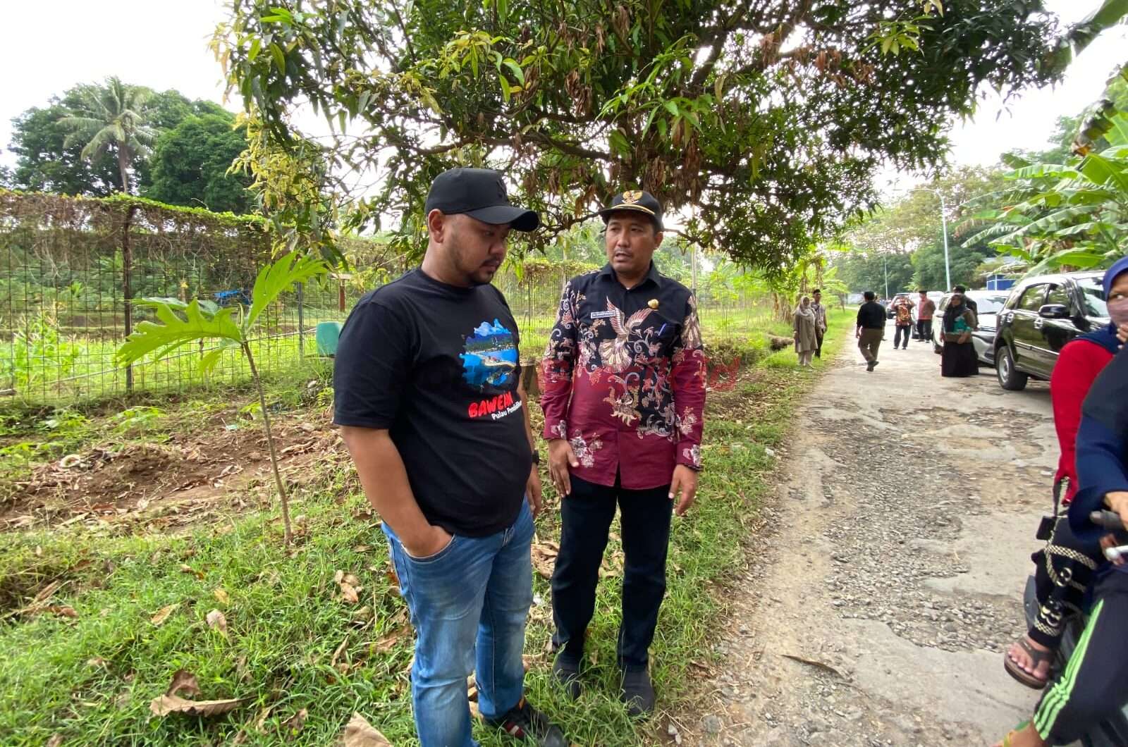 Bupati Gresik Fandi Akhmad Yani, saat meninjau Jalan Tanjung Ori – Paromaan Pulau Bawean, Kamis (13/07/2023).