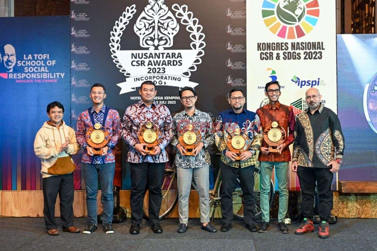 CSR Monitoring dan Evaluation Officer SIG, Rahmad Adie Perdana (ketiga kanan) bersama perwakilan perusahaan penerima Penghargaan Nasional CSR SDGs dalam Nusantara CSR Awards 2023 di Hotel Indonesia Kempinski, Jakarta, Rabu (5/7).