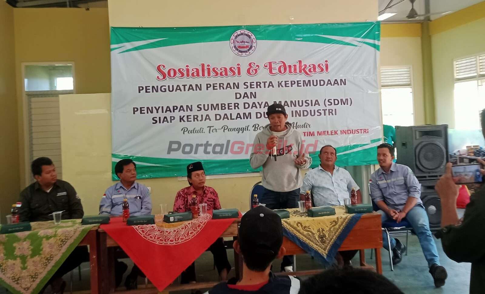 Cak Mahsum Hara saat memberikan Sosialisasi dan Edukasi Pembekalan serta Penguatan Mindset Para Pekerja Santri Siap Kerja dalam Dunia Industri Nasional dan Internasional, Kamis (20/7/2023).