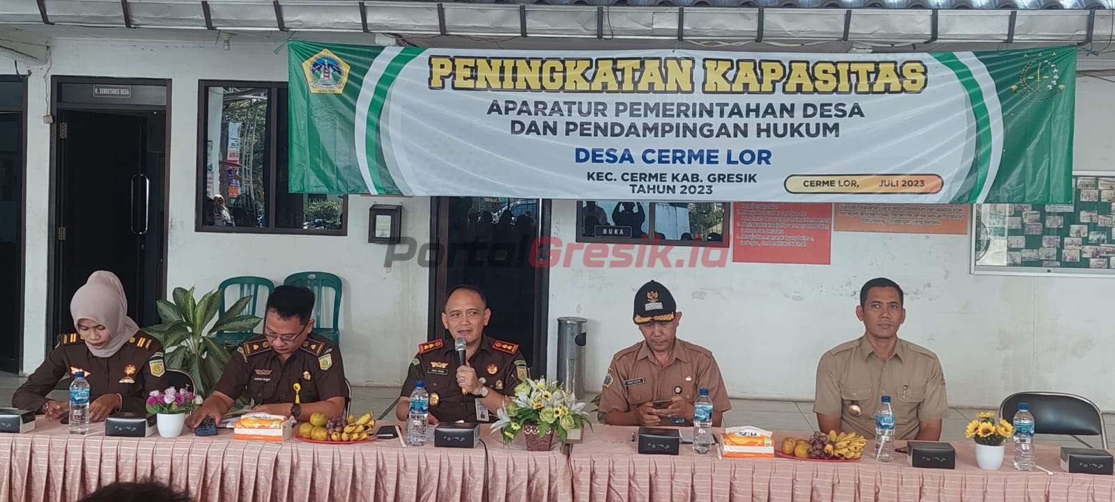 Kajari Gresik Nana Riana saat memberikan penyuluhan dan konsultasi hukum kepda 7 Kepala Desa di Kecamatan Cerme di balai desa Cerme Lor, Selasa (04/07/2023).