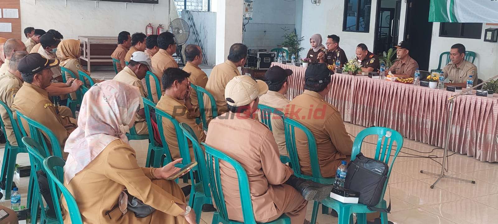 Kajari Gresik Nana Riana saat memberikan penyuluhan dan konsultasi hukum kepda 7 Kepala Desa di Kecamatan Cerme di balai desa Cerme Lor, Selasa (04/07/2023).