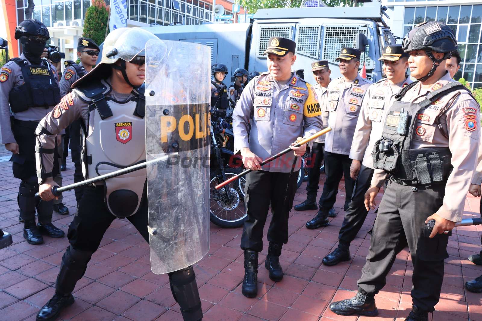 Kapolres Gresik AKBP Adhitya Panji Anom melakukan pengecekan sarana dan prasarana inventaris kendaraan dinas Satuan Samapta