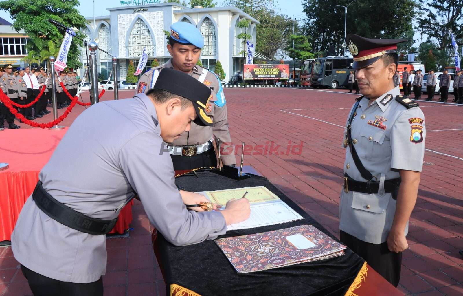 Kapolres Gresik AKBP Adhitya Panji Anom memimpin serah terima jabatan (Sertijab) Pejabat Polres Gresik dilapangan Mapolres Gresik, Rabu (12/07/2023) pagi.
