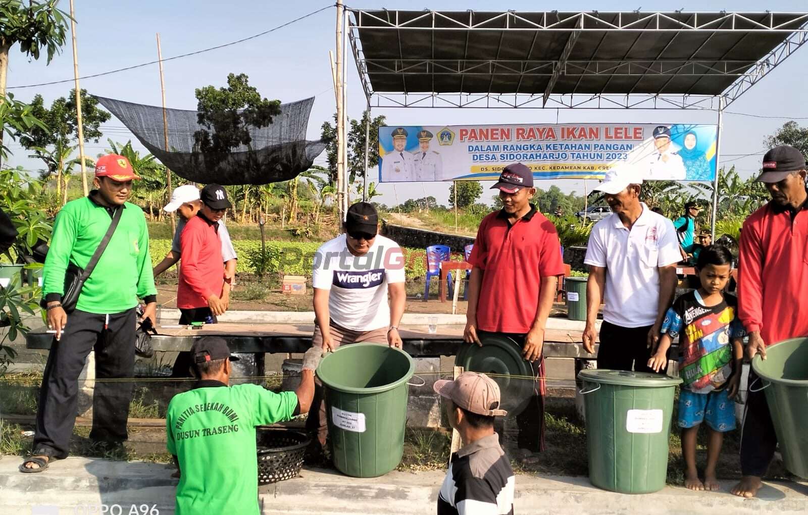 Panen raya ikan lele hasil dari budidaya yang diikuti oleh perangkat desa, kepala dusun, perwakilan BUMDes, Ketua RT RW serta BPD Sidoraharjo Kecamatan Kedamean Kabupaten Gresik, Minggu (2/7/2023).
