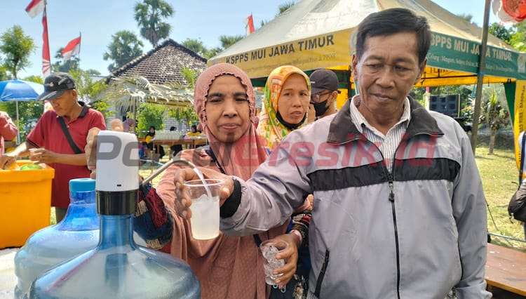 Para pengunjung saat menikmati Legen dalam Festival Legen Gresik di Dusun Shoberoh Panceng, Minggu (30/7/2023).
