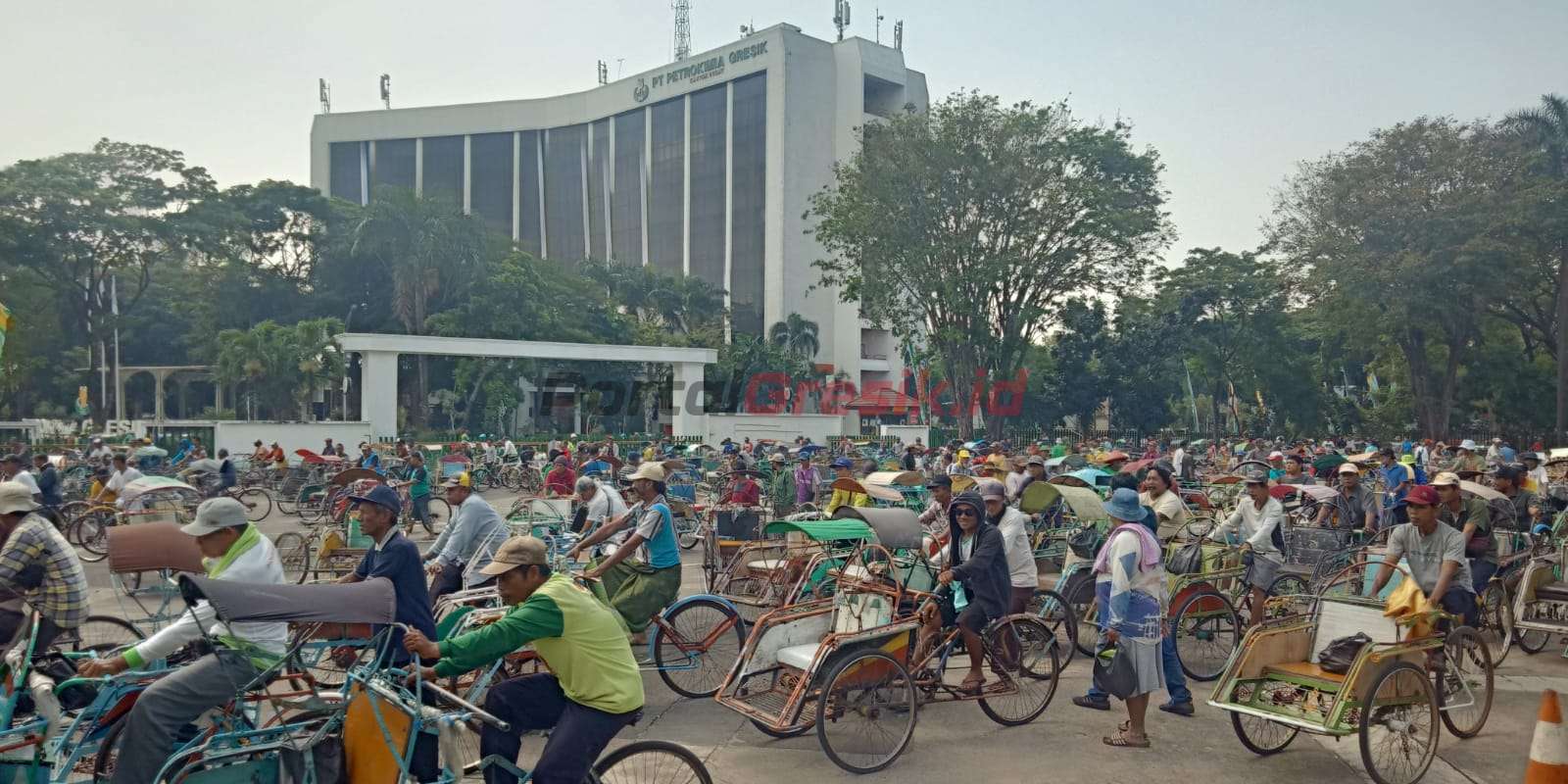 Para tukang becak usai mengikuti acara pembagian dana keberkahan dari Petrokimia Gresik di GOR Tri Dharma Petrokimia Gresik, Rabu (12/7/2023).